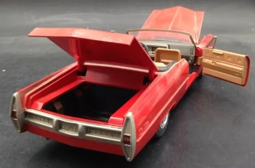 Schuco Cadillac De Ville Convertible 1968 Plastikmodell mit Batterieantrieb (8426)